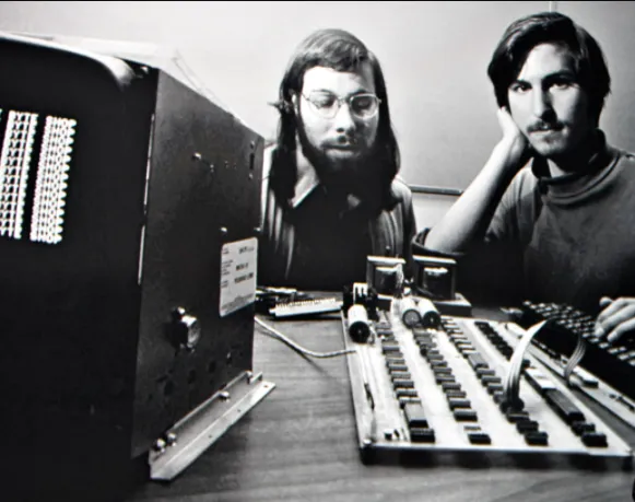 Bersama Steve Wozniak, merancang komputer Apple pertama